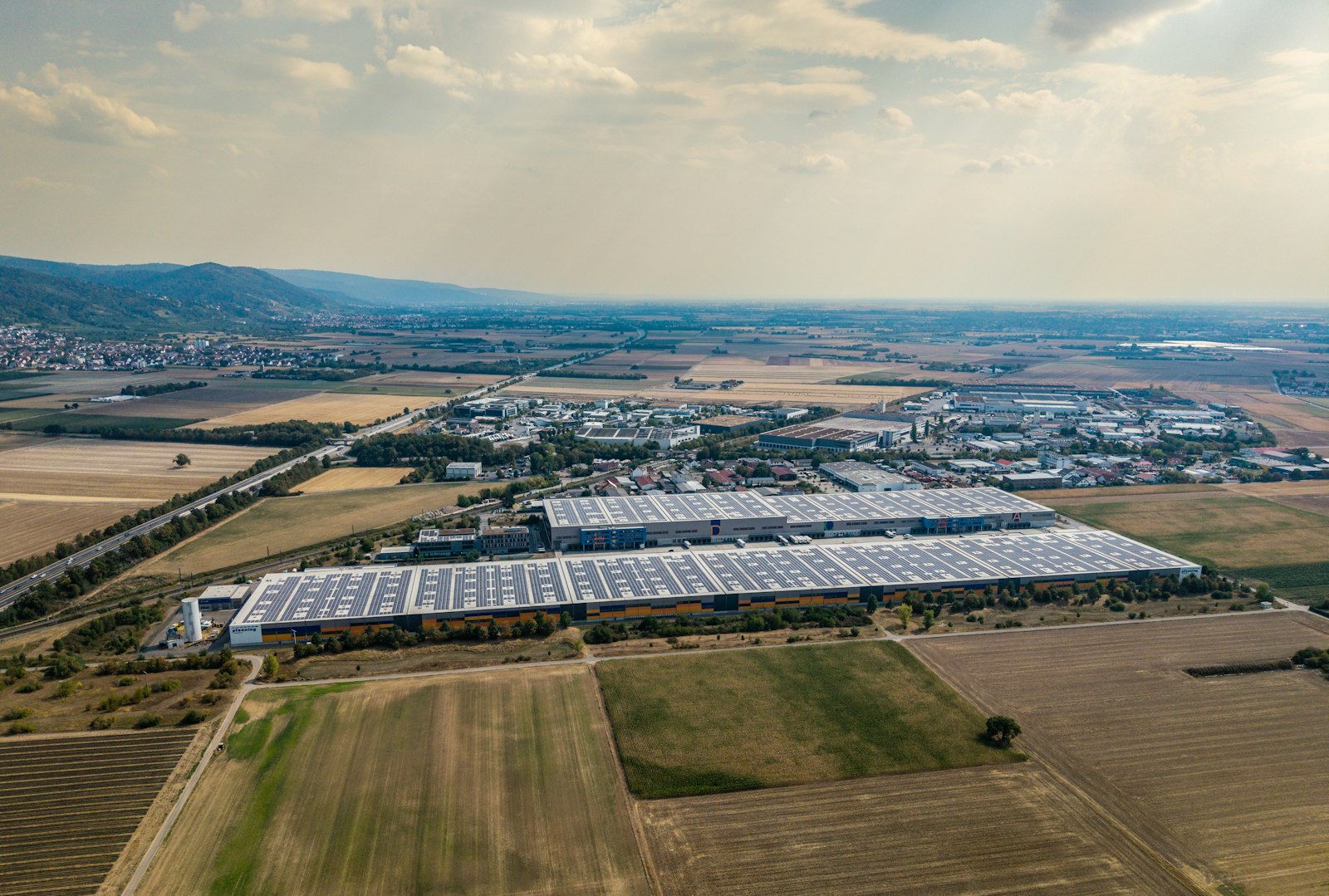 Vista aérea de un almacén industrial con paneles solares