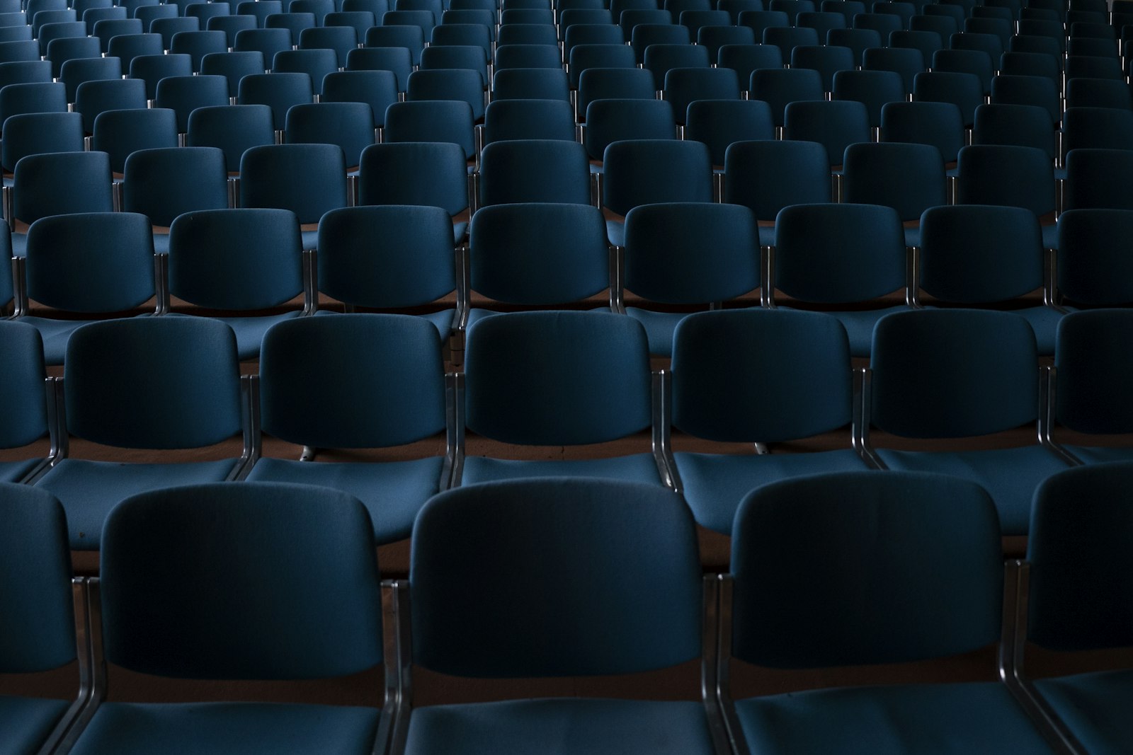 Filas de asientos vacíos en un auditorio