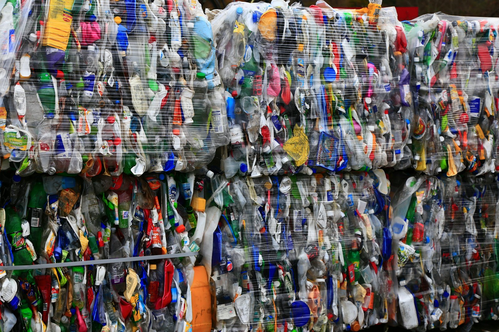 Balas de envases de plástico usados preparadas para reciclar