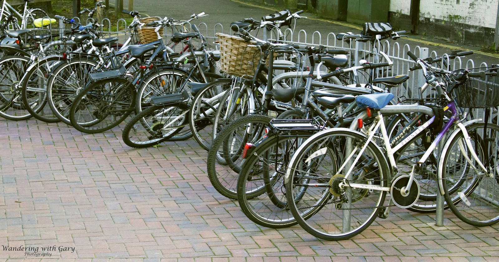 Bicicletas aparcadas en un aparcamiento sobre la acera