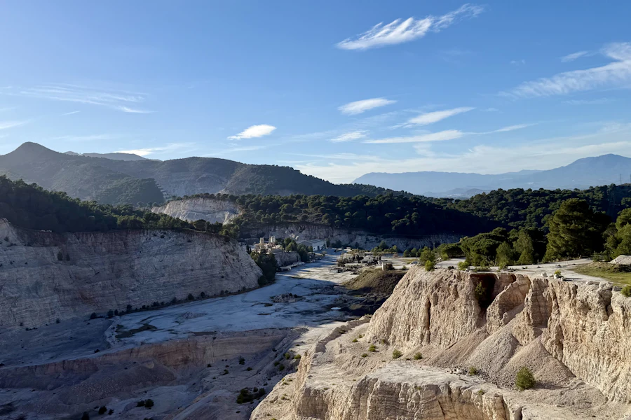 Cantera a cielo abierto entre montes con vegetación