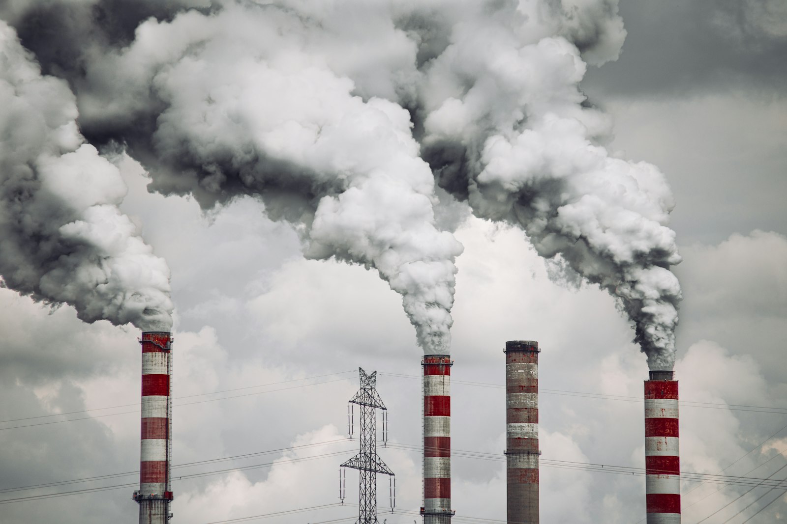 Chimeneas industriales emitiendo humo