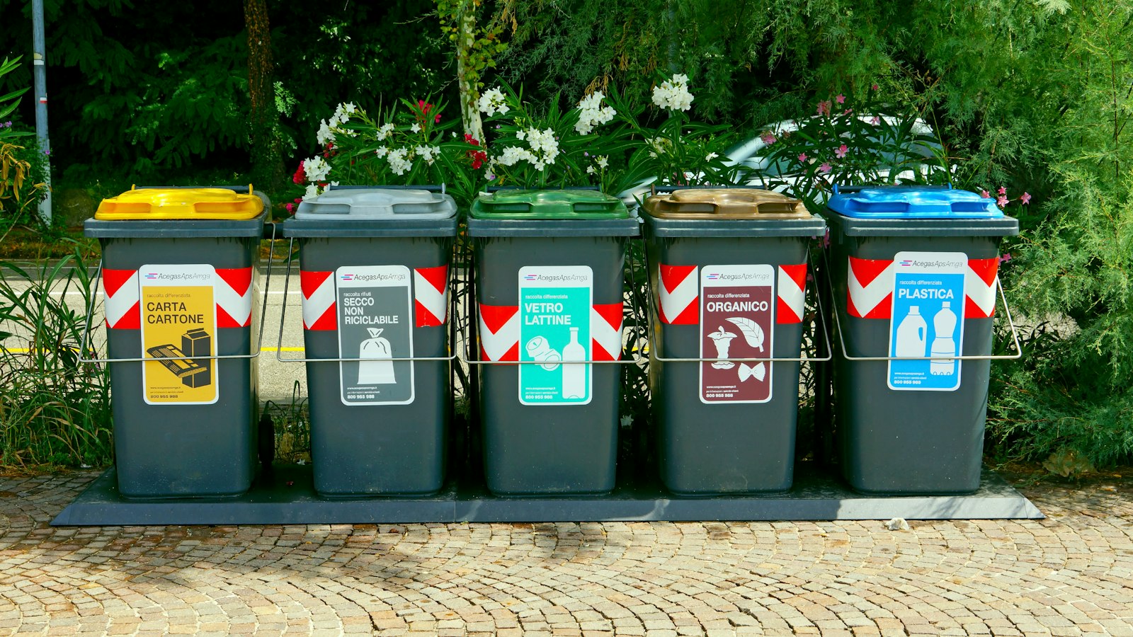 Fila de contenedores de reciclaje en la calle