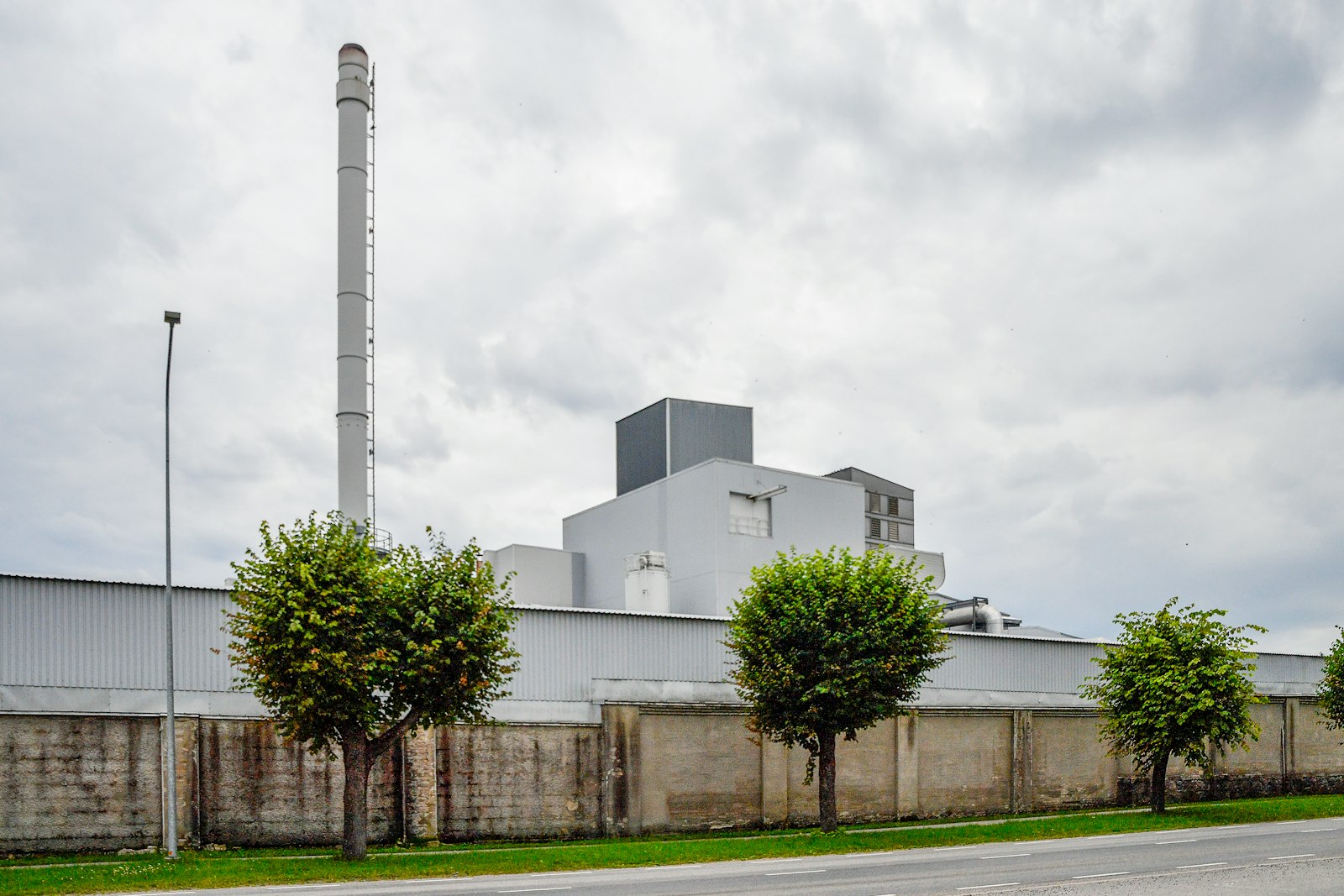 Edificio industrial moderno rodeado de árboles