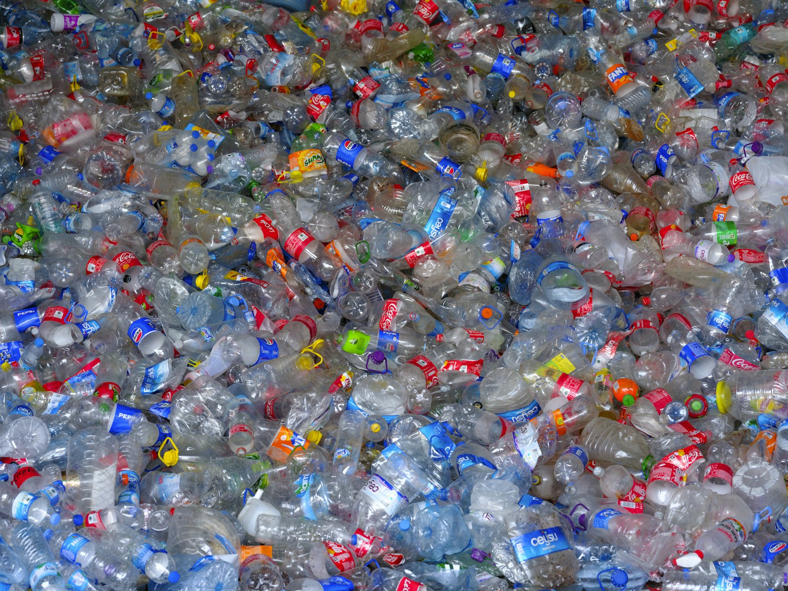 Envases de plástico en un centro de reciclaje