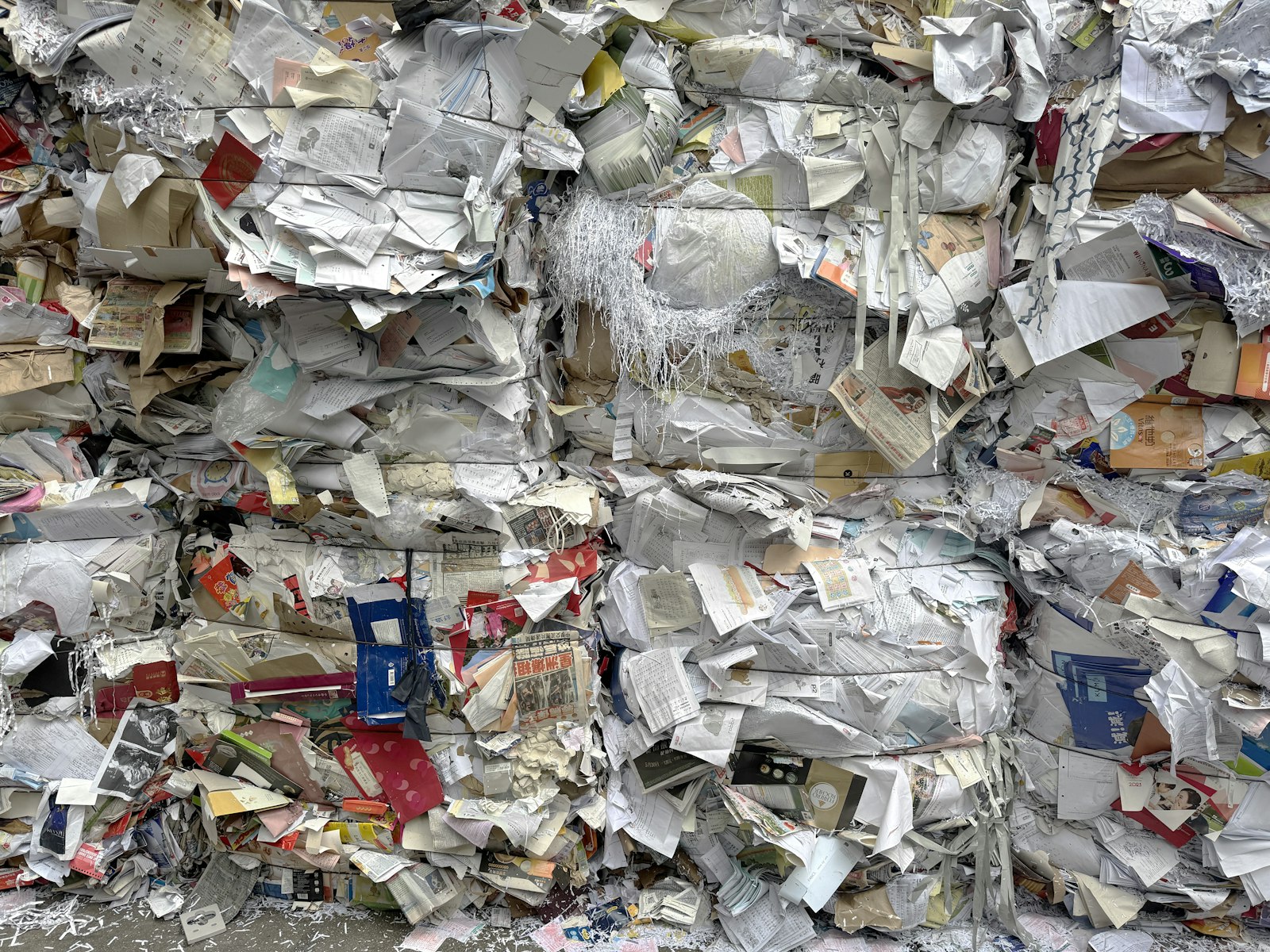 Fardos de papel y cartón para reciclar