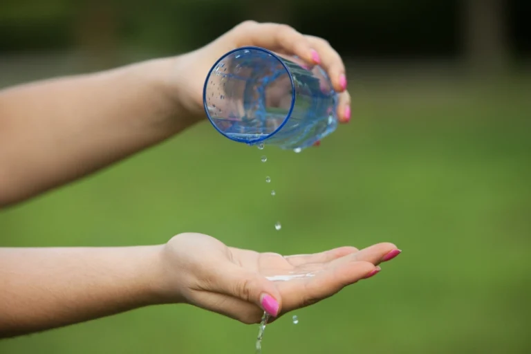 Huella hídrica: cómo medir el agua que usa tu empresa y reducir el riesgo de escasez