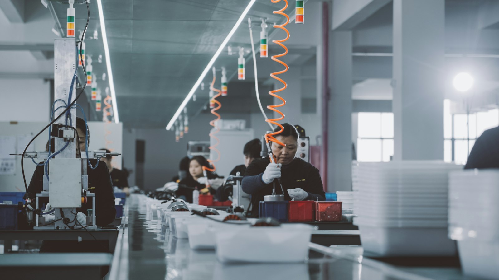 Operarios trabajando en una fábrica