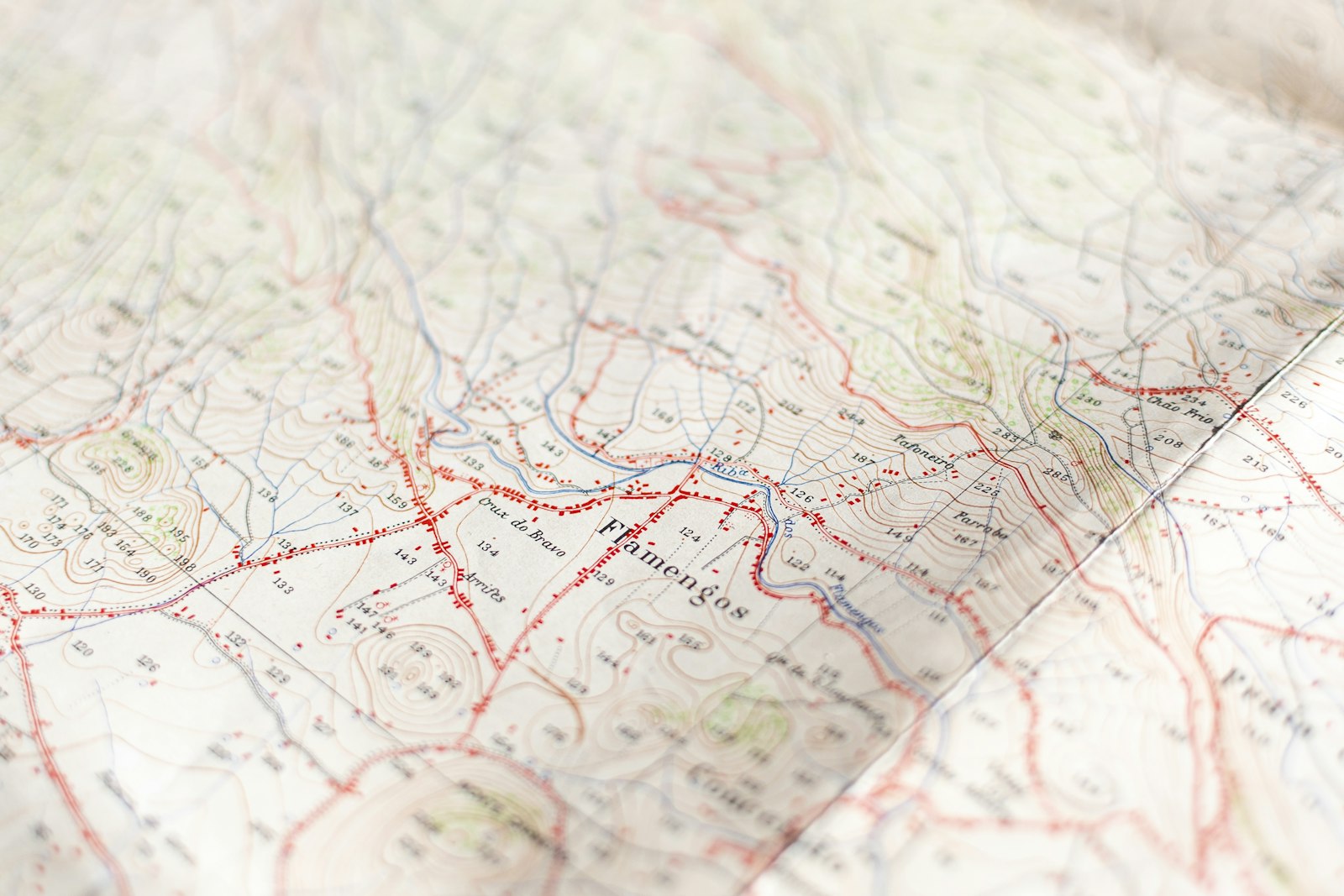 Mapa de carreteras desplegado con trazados en rojo