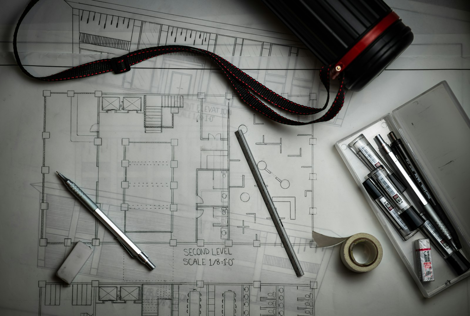 Planos técnicos con lápices de dibujo