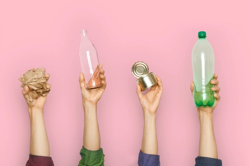 Caja con botellas de plástico que ahora deben ir etiquetadas correctamente para su reciclado