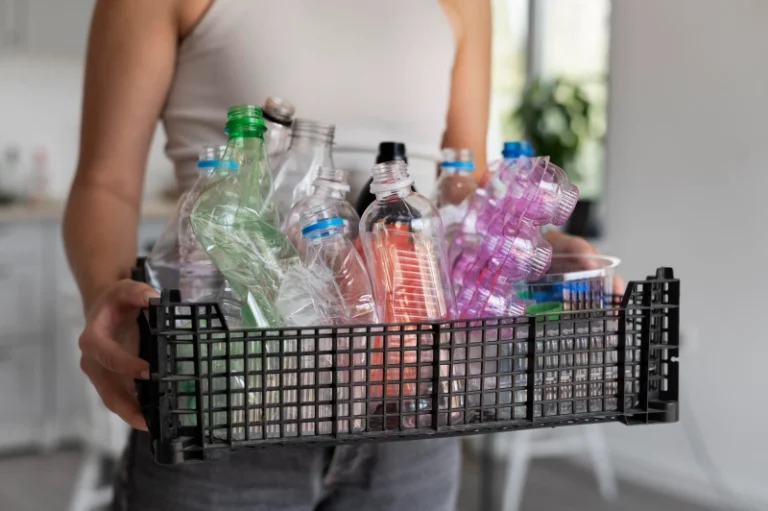 Una mujer sostiene una cesta con envases vacíos para reciclar.