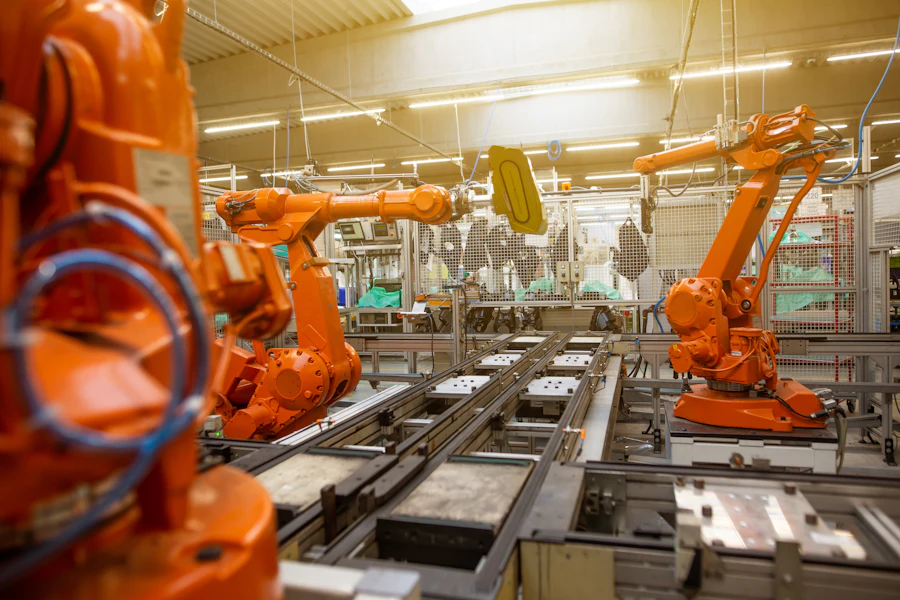 Robots industriales en una línea de montaje de automoción