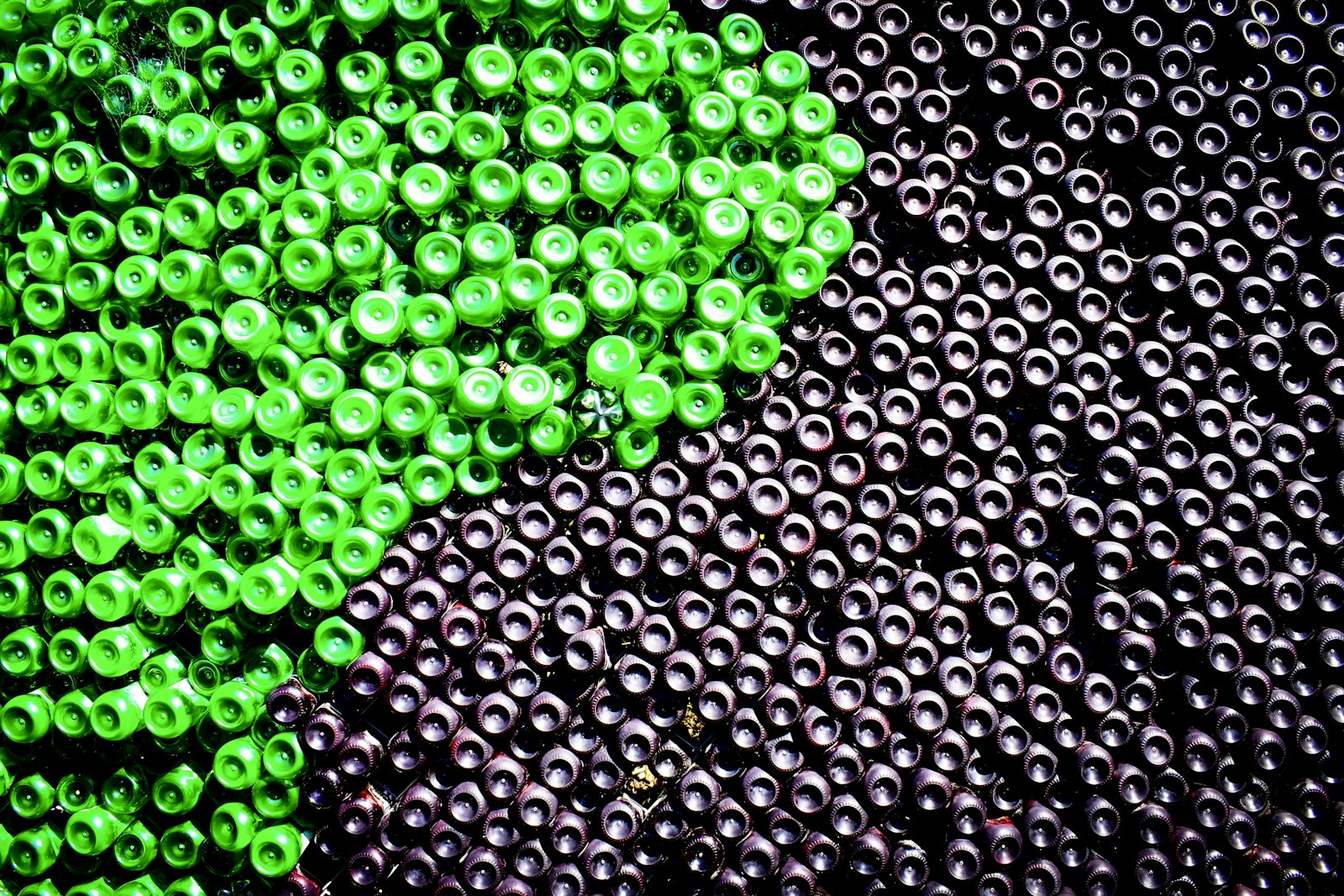Tapones de botella verdes formando un patrón