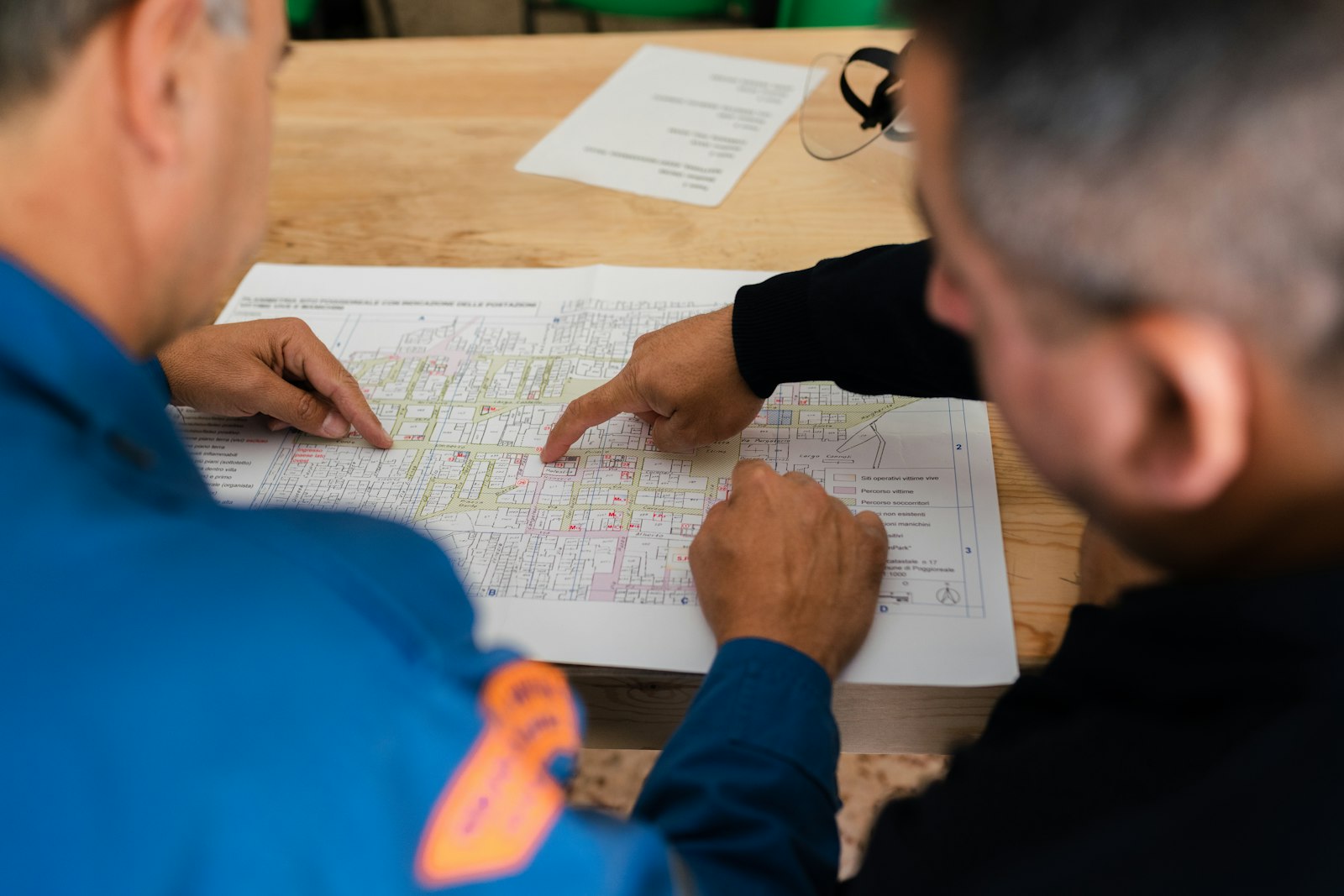 Dos técnicos revisando planos sobre una mesa