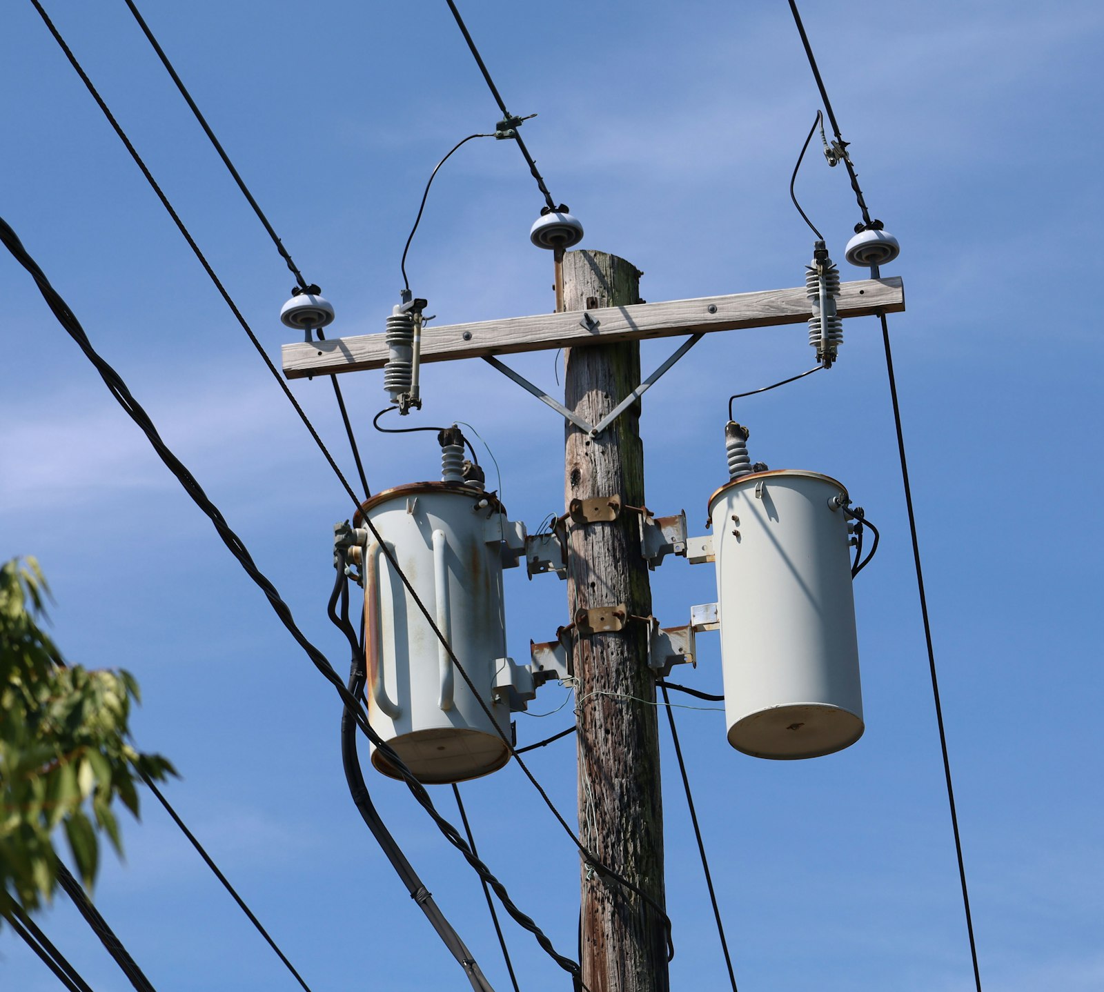 Transformadores eléctricos en un poste
