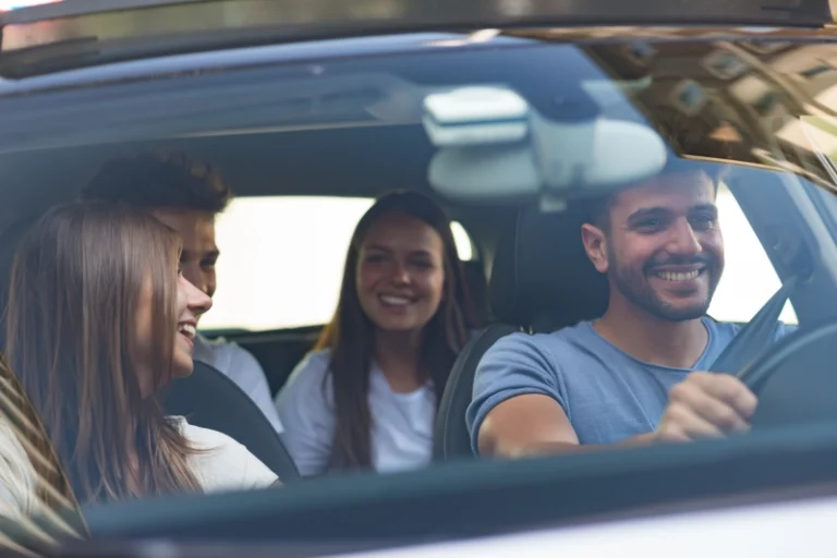 Gente acudiendo al trabajo en un coche compartido.