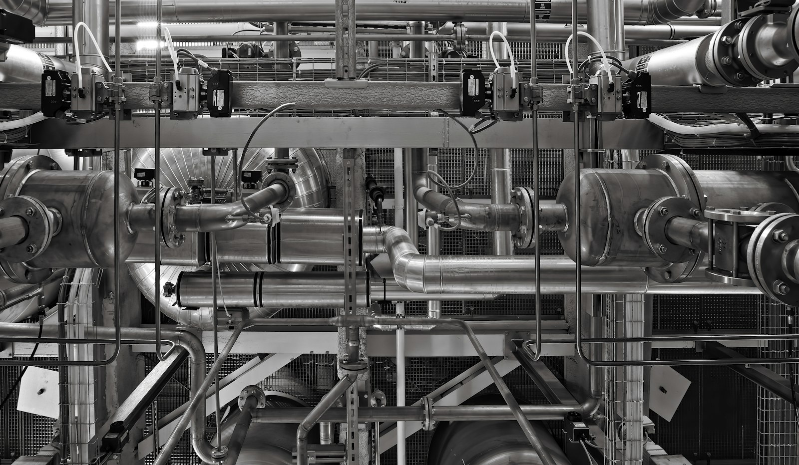 Red de tuberías y válvulas metálicas industriales