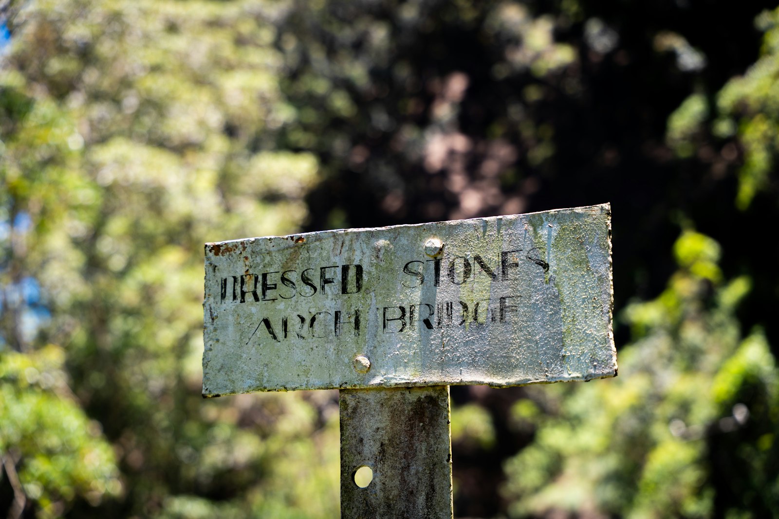 Señal de madera en un sendero